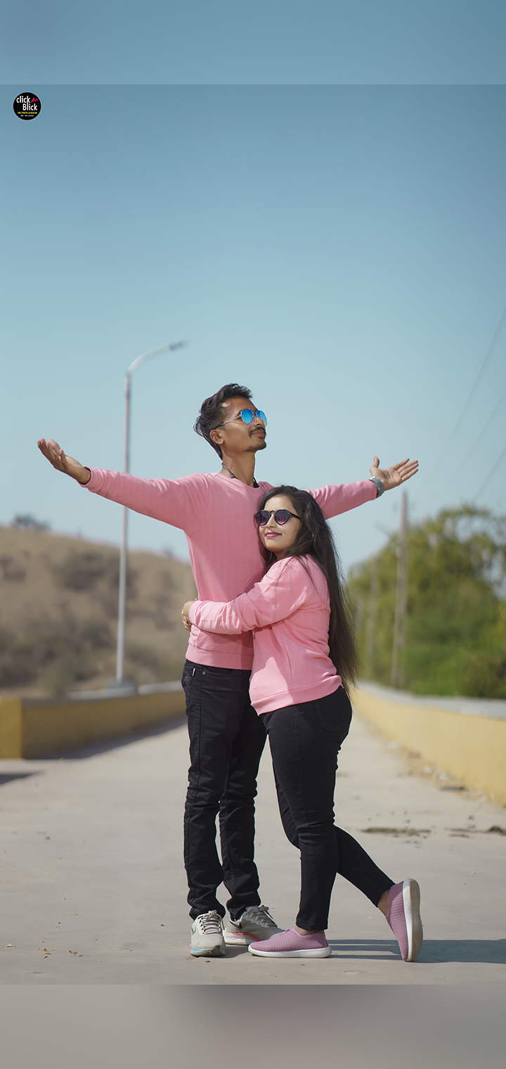 CLICK BLICK Pose Image