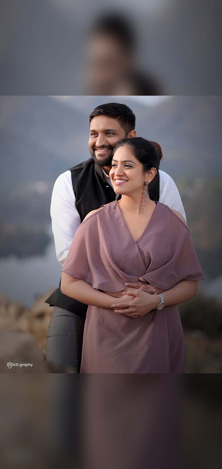 KG graphy Pose Image