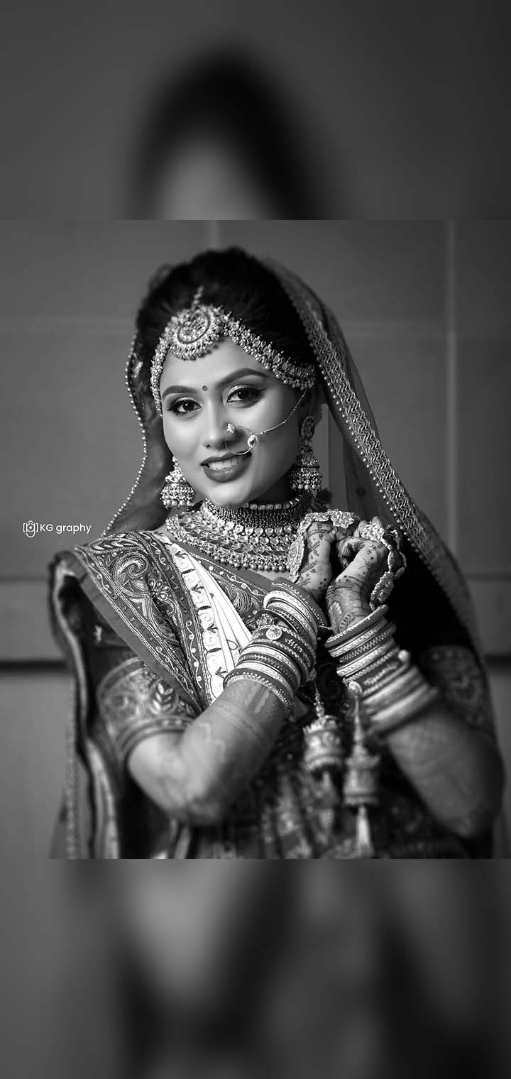 KG graphy Pose Image