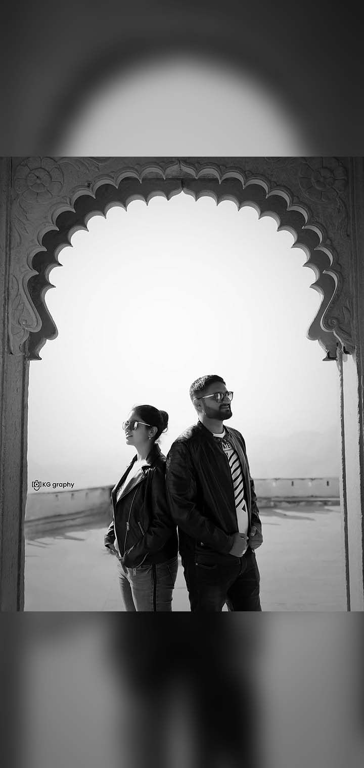 KG graphy Pose Image