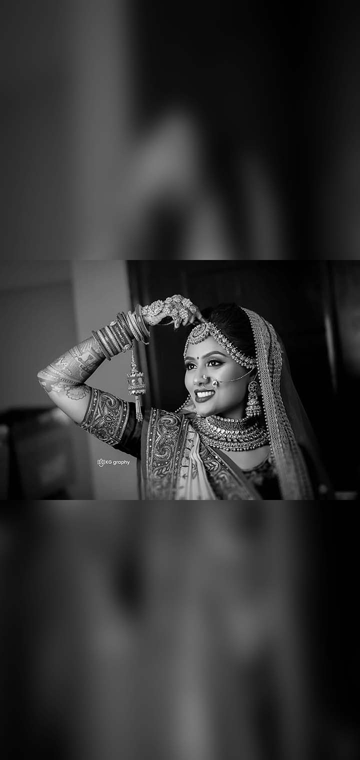 KG graphy Pose Image