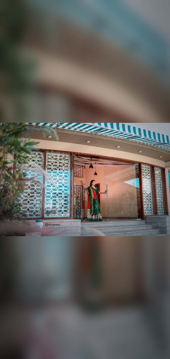 KG graphy Pose Image
