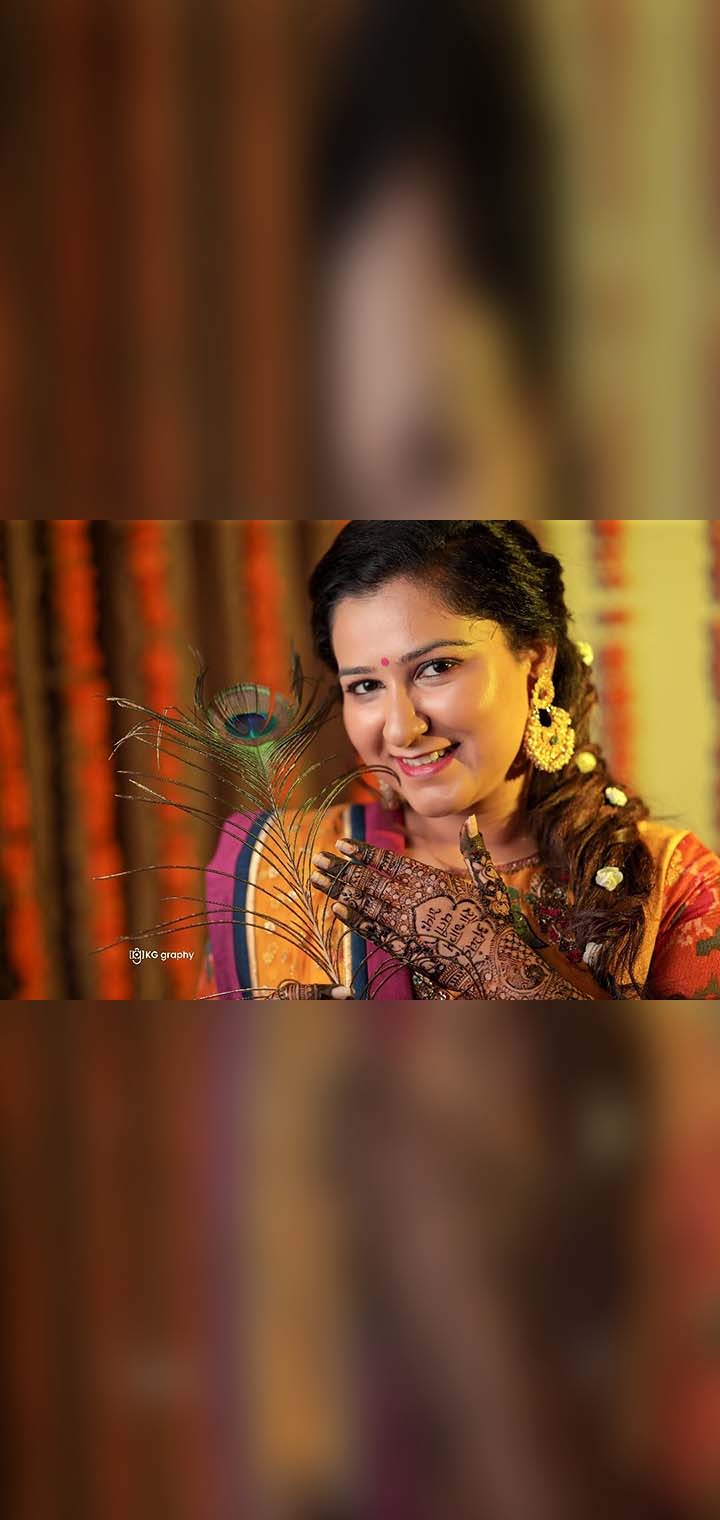 KG graphy Pose Image