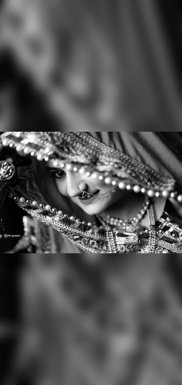 KG graphy Pose Image