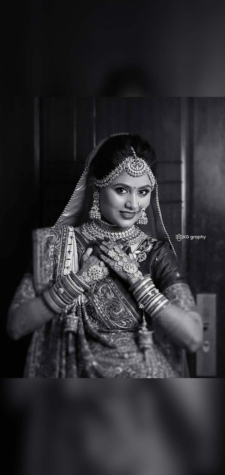 KG graphy Pose Image