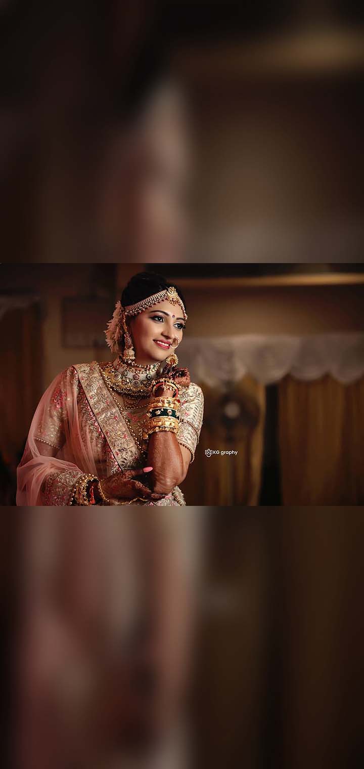 KG graphy Pose Image