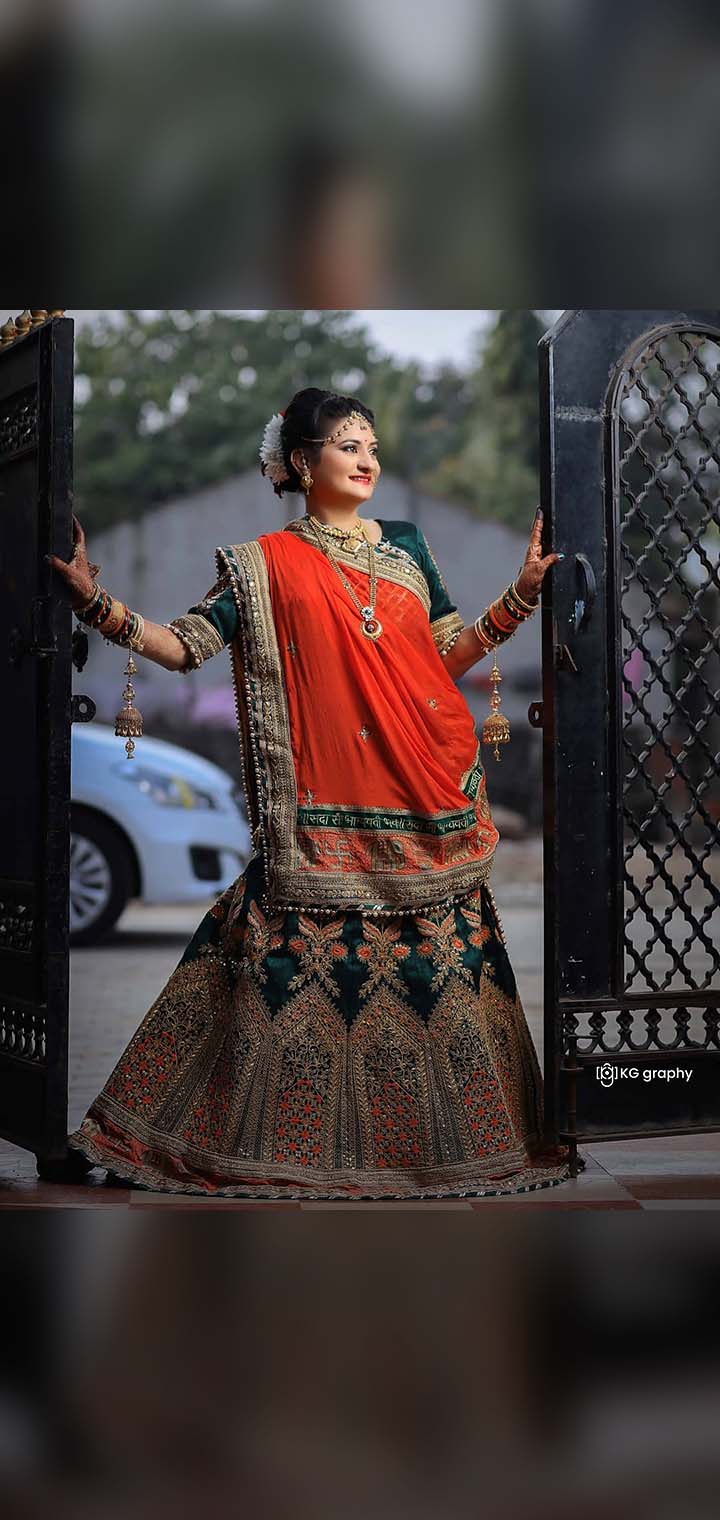 KG graphy Pose Image