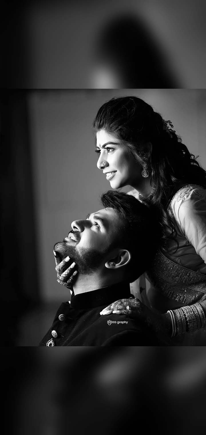 KG graphy Pose Image
