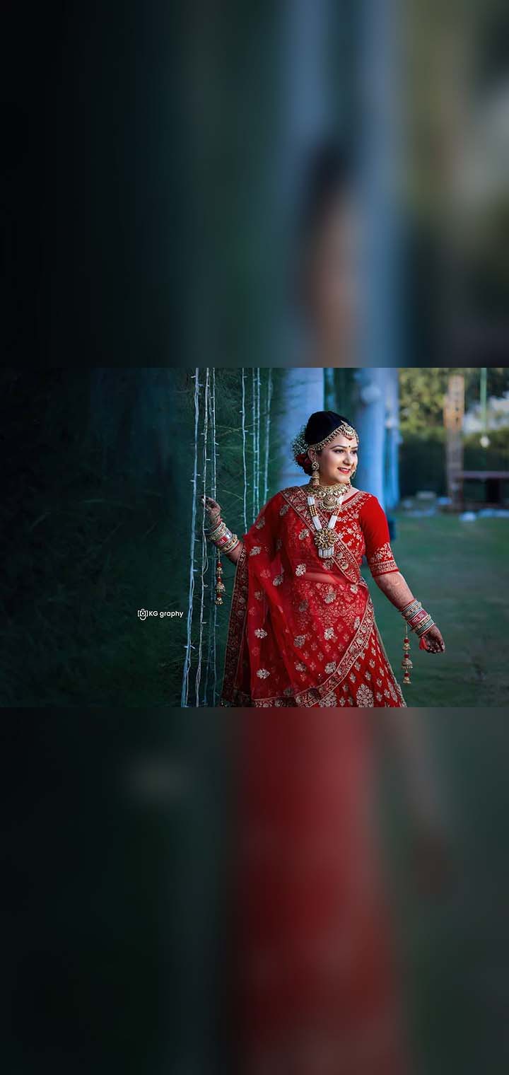 KG graphy Pose Image