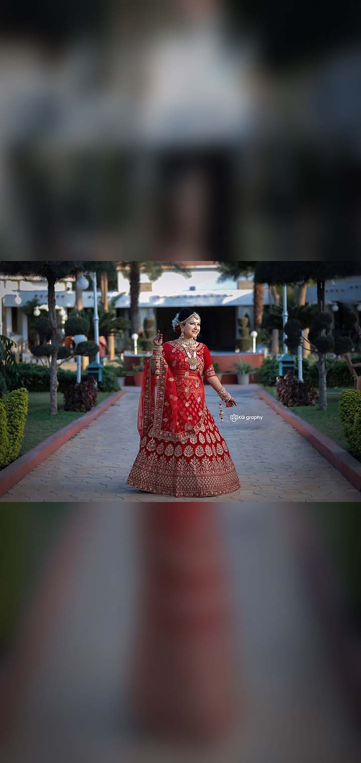 KG graphy Pose Image