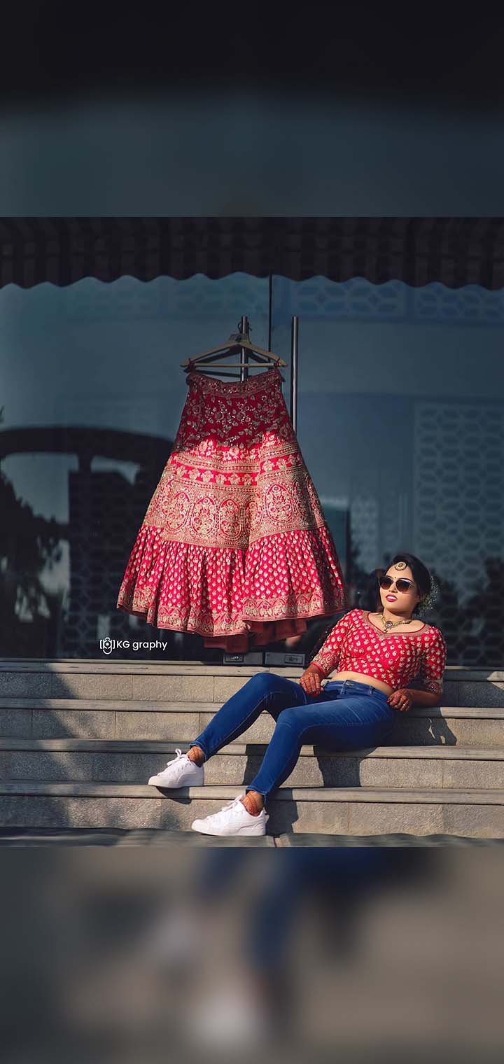 KG graphy Pose Image