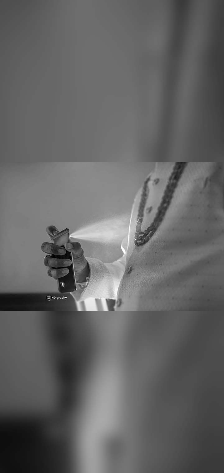 KG graphy Pose Image