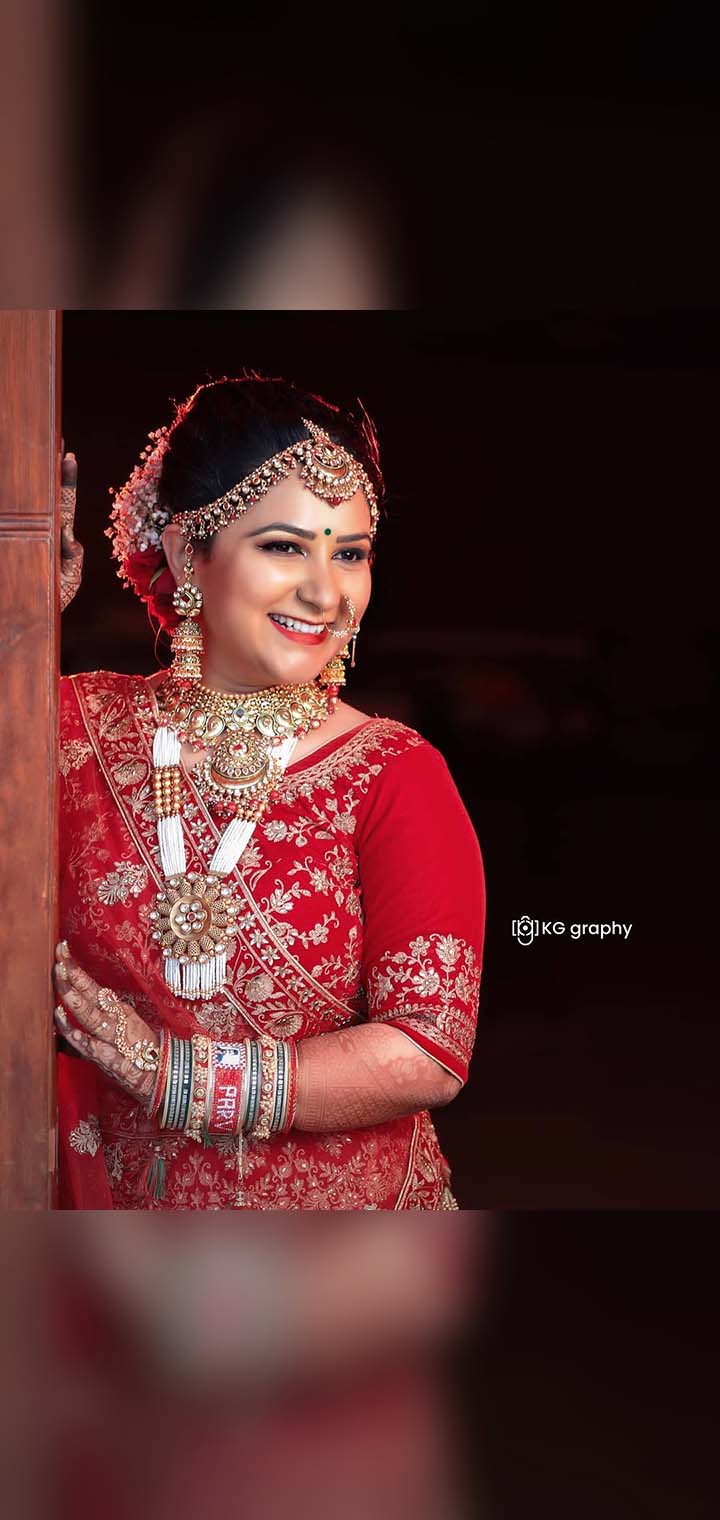 KG graphy Pose Image