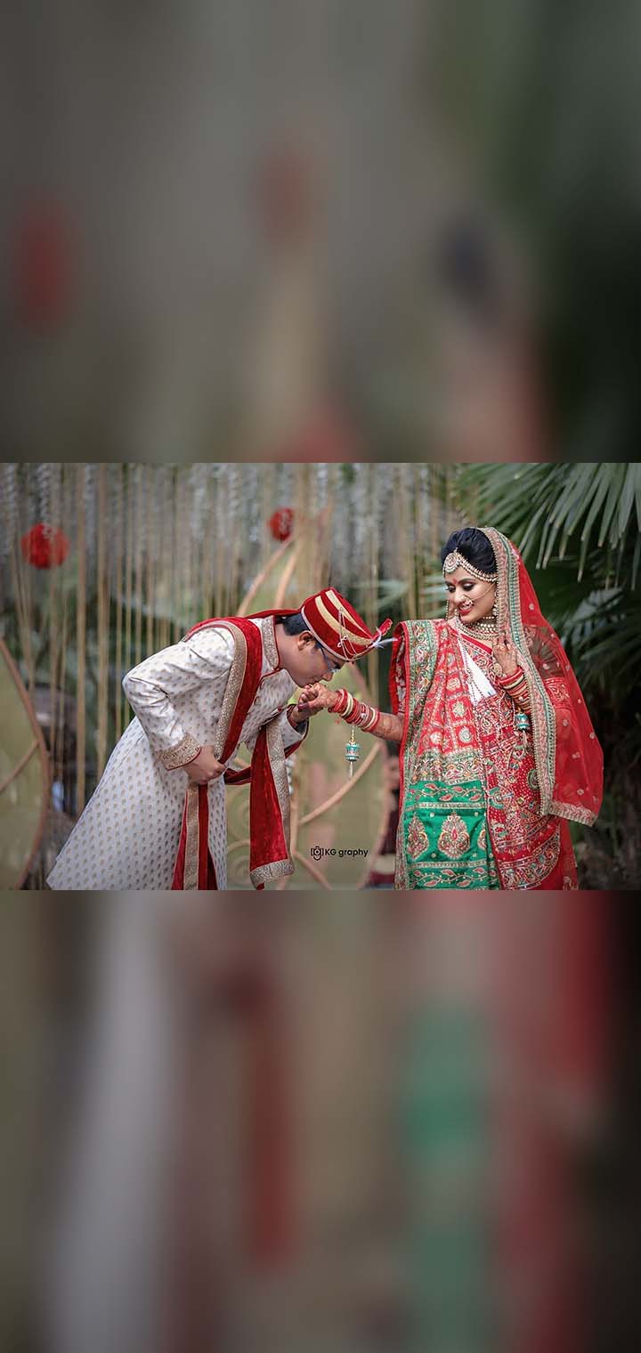 KG graphy Pose Image