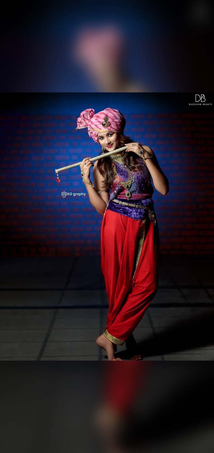 KG graphy Pose Image