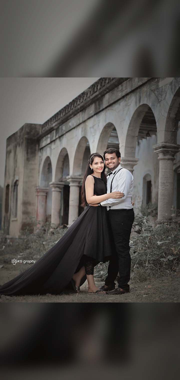 KG graphy Pose Image