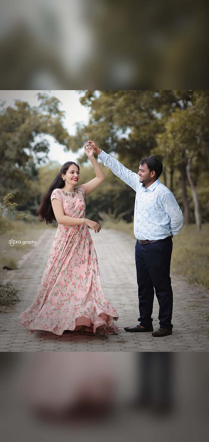 KG graphy Pose Image