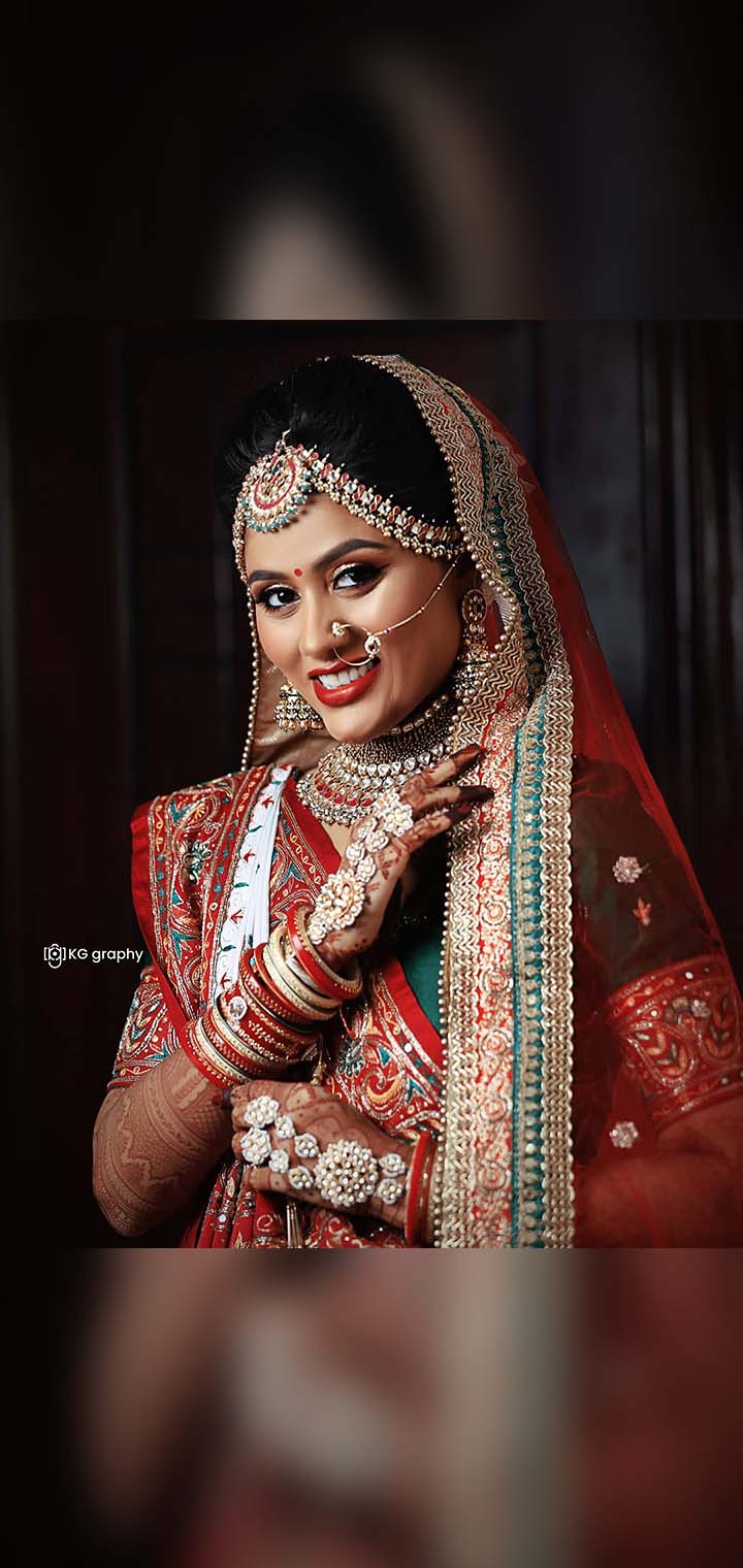 KG graphy Pose Image