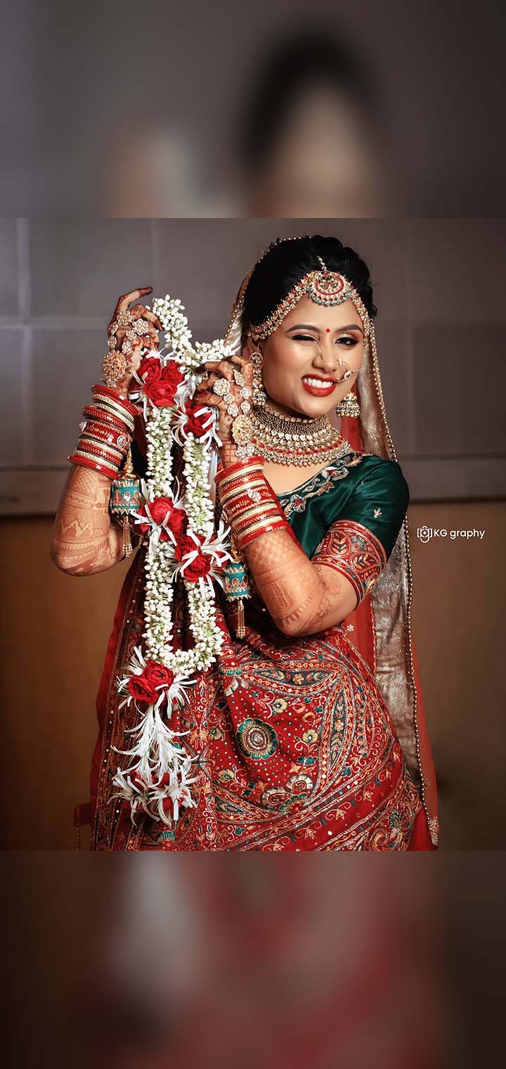 KG graphy Pose Image